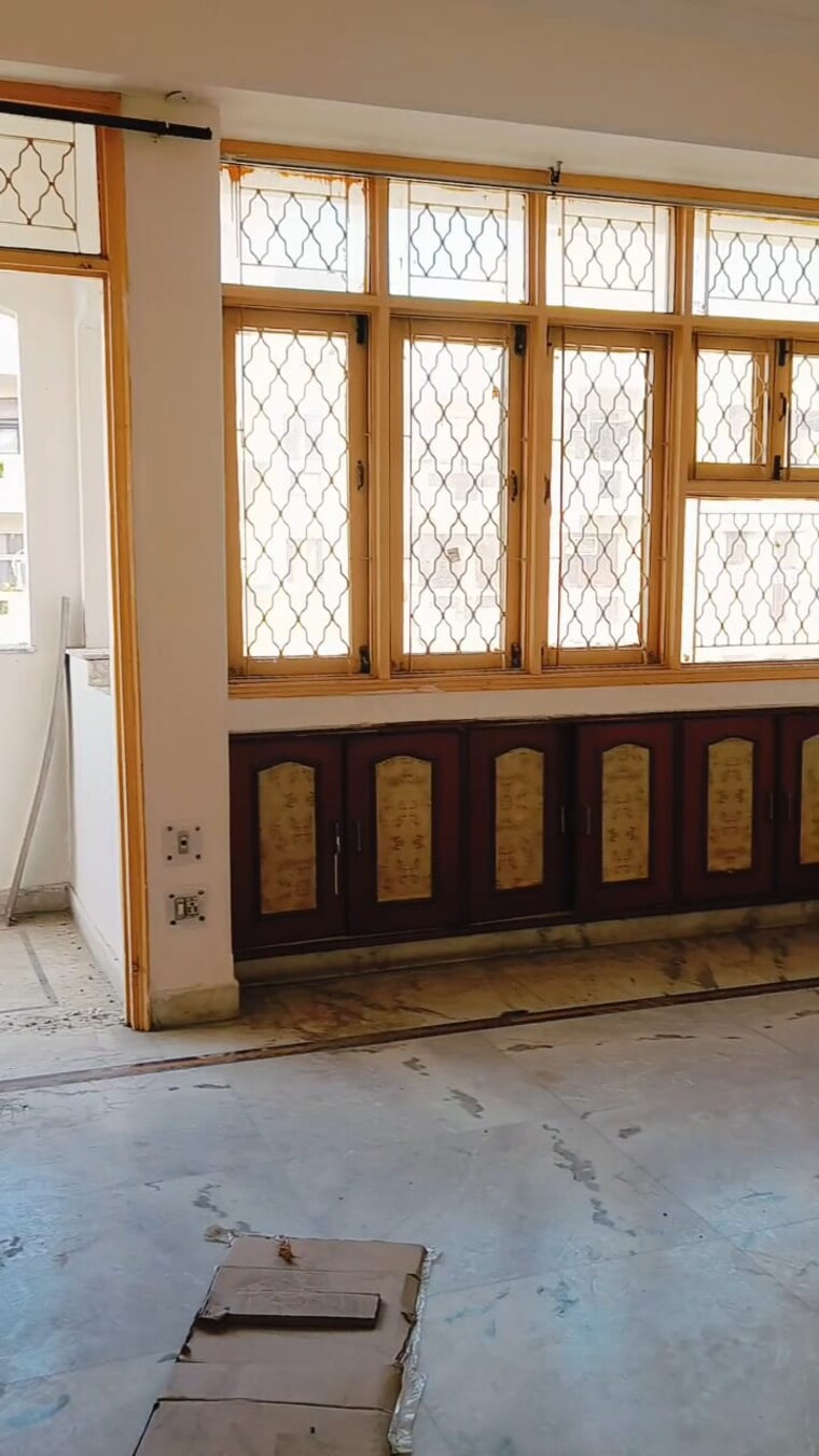 Room, sector 5 dwarka 4 Bedroom 2100 Sq.Ft. Apartment In Sector 5 Dwarka Delhi 9637060