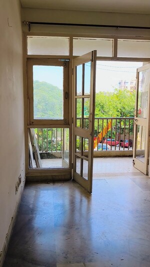 Room in 3.5 BHK Apartment at Sector 4 Dwarka – for Rent