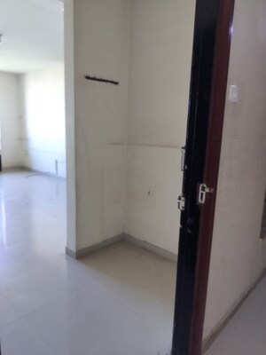 Room in 2 BHK Apartment at Oberoi Realty Park View, Kandivali East – for Rent