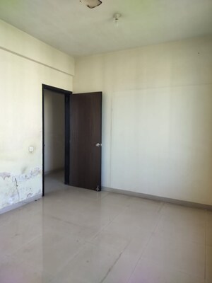 Room in 2 BHK Apartment at Oberoi Realty Park View, Kandivali East – for Rent