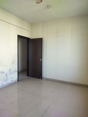 Room in 2 BHK Apartment at Oberoi Realty Park View, Kandivali East – for Rent