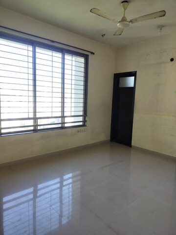 Room in 2 BHK Apartment at Oberoi Realty Park View, Kandivali East – for Rent