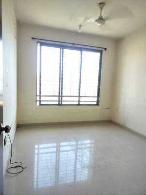 Room in 2 BHK Apartment at Oberoi Realty Park View, Kandivali East – for Rent