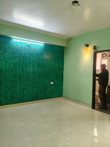 Room in 2 BHK Apartment at Gomti Nagar – for Rent