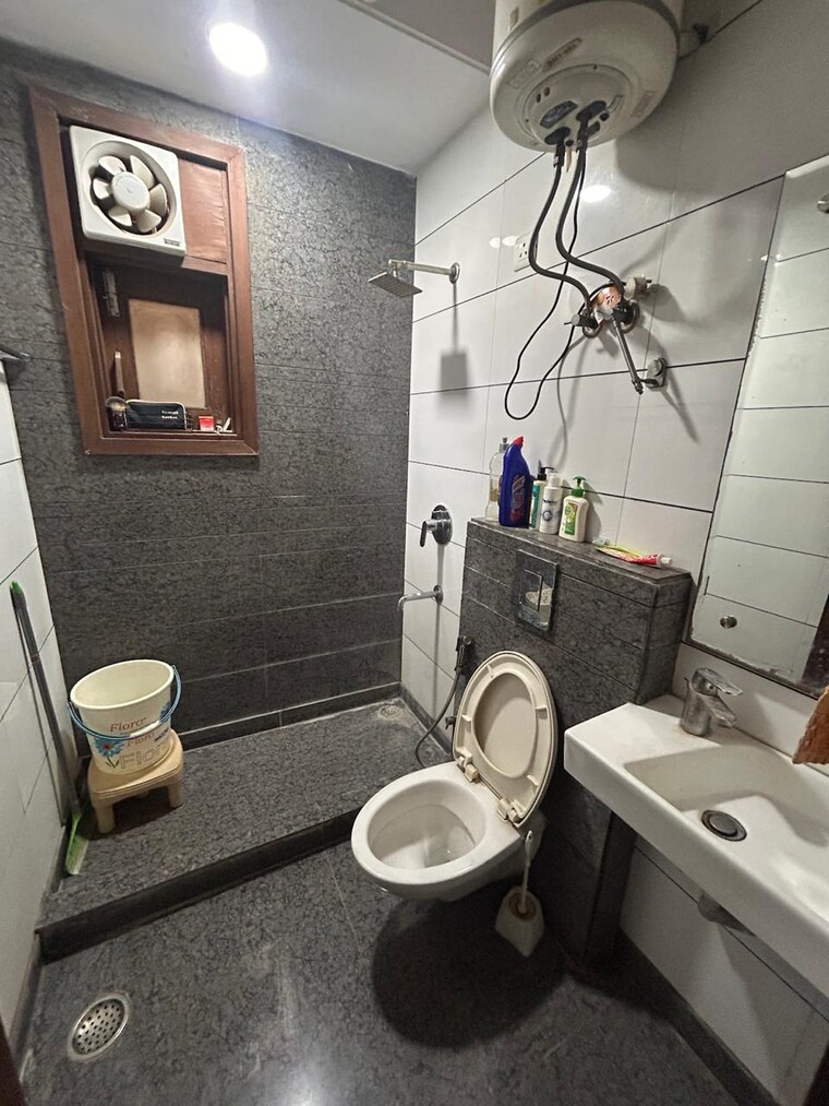 Attached Bathroom, kalkaji 2 Bedroom 100 Sq.Yd. Apartment In Kalkaji Delhi 9637607