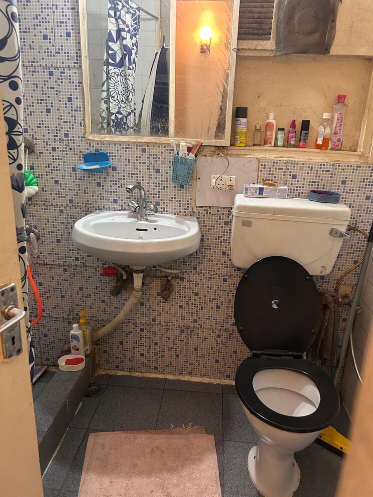 Attached Bathroom, kalkaji 2 Bedroom 100 Sq.Yd. Apartment In Kalkaji Delhi 9637607