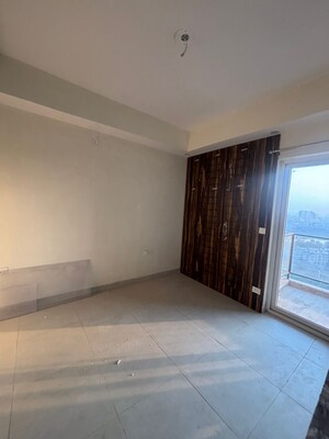 Room in 3.5 BHK Apartment at Omaxe Waterscapes, Gomti Nagar – for Rent