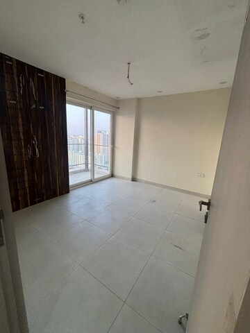 Room in 3.5 BHK Apartment at Omaxe Waterscapes, Gomti Nagar – for Rent