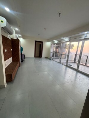 Room in 3.5 BHK Apartment at Omaxe Waterscapes, Gomti Nagar – for Rent