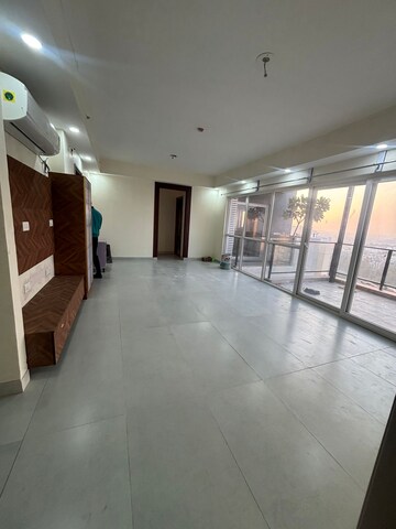 Room in 3.5 BHK Apartment at Omaxe Waterscapes, Gomti Nagar – for Rent