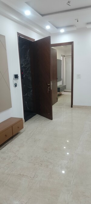 Room in 2 BHK Builder Floor at Janakpuri – for Rent