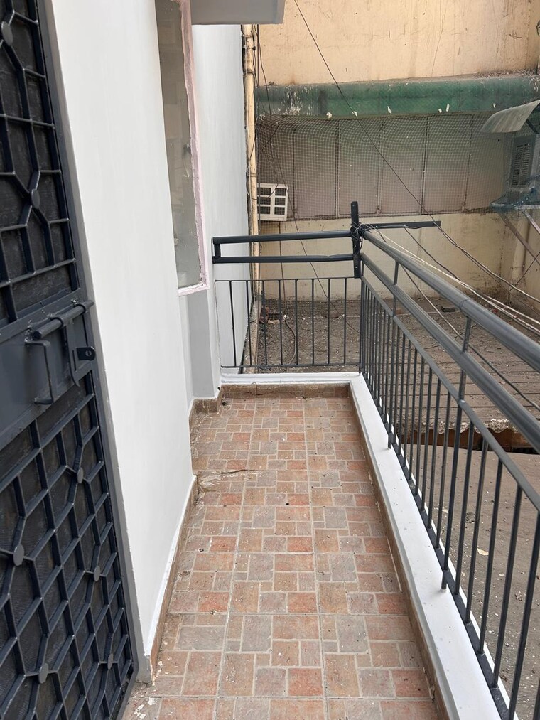 Balcony, kalkaji 2 Bedroom 100 Sq.Yd. Apartment In Kalkaji Delhi 9637797