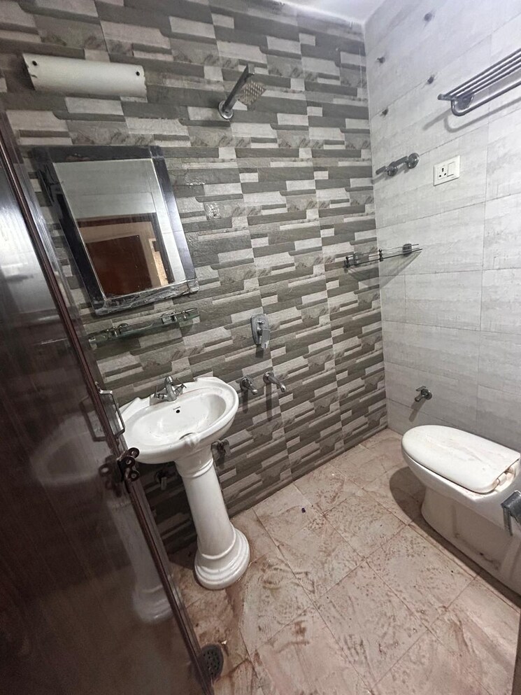 Bathroom, kalkaji 2 Bedroom 100 Sq.Yd. Apartment In Kalkaji Delhi 9637797