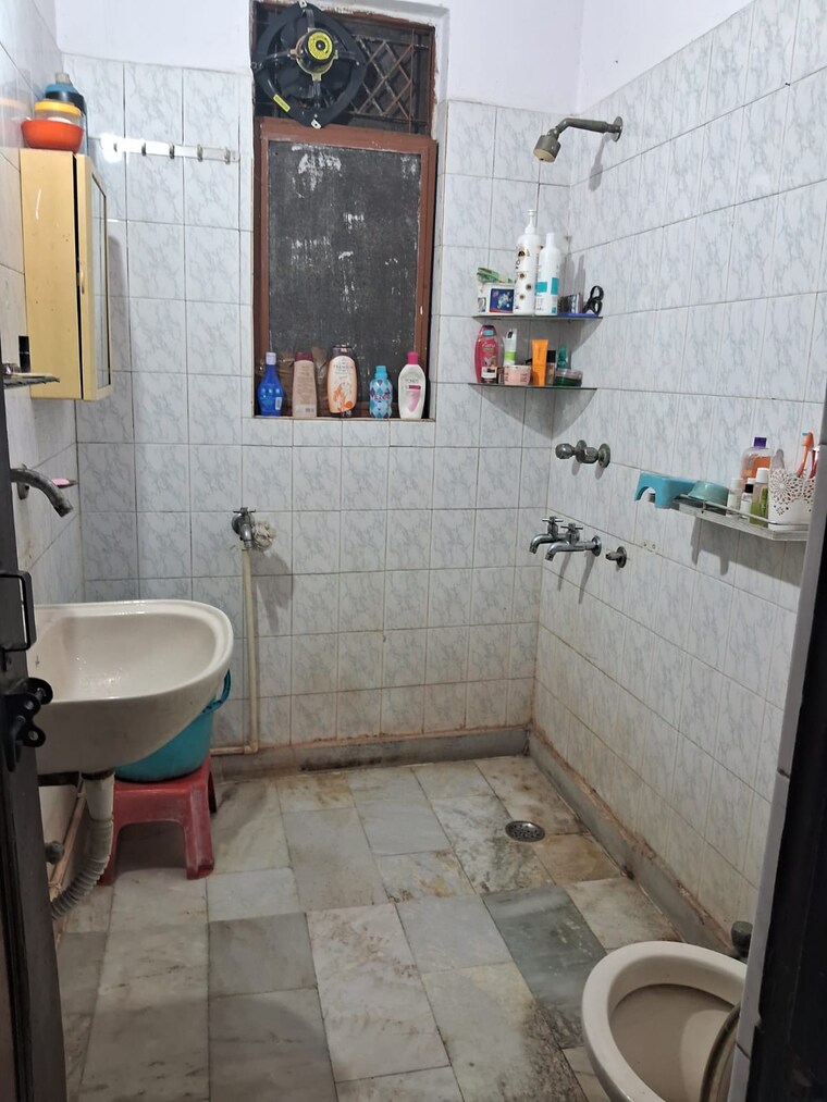 Bathroom, kalkaji 2 Bedroom 100 Sq.Yd. Apartment In Kalkaji Delhi 9637797