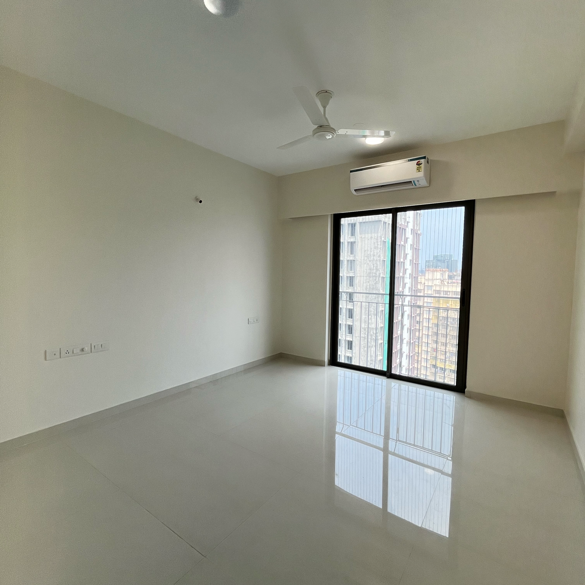 3 BHK + Extra Room Apartment For Rent in Rustomjee Summit