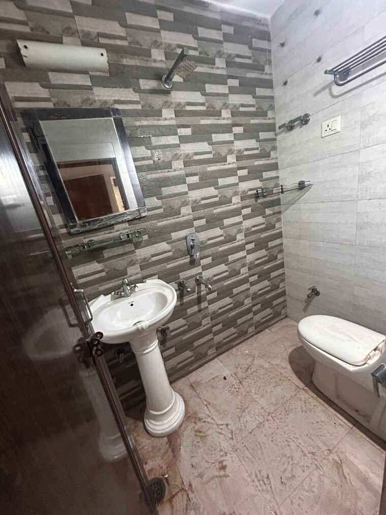 Bathroom, kalkaji 2 Bedroom 110 Sq.Yd. Apartment In Kalkaji Delhi 9637843