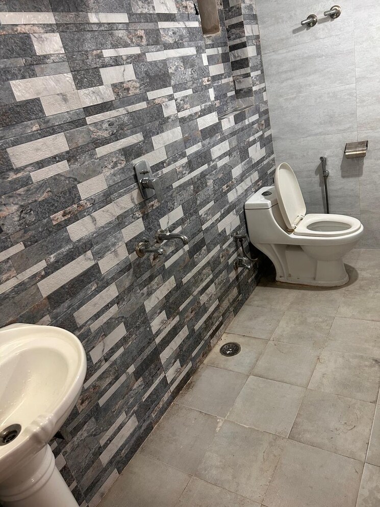 Bathroom, kalkaji 2 Bedroom 110 Sq.Yd. Apartment In Kalkaji Delhi 9637843