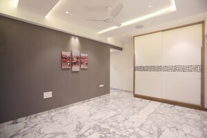 Room in 4 BHK Apartment at Joy Legend, Khar West – for Sale