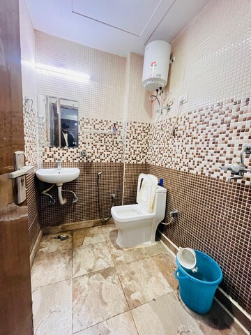 Bathroom in 2 BHK Builder Floor at Sector 46 – for Rent