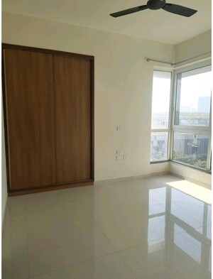 Room in 2 BHK Apartment at Sheth Zuri, Laxmi Nagar – for Rent