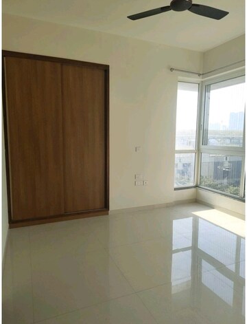 Room in 2 BHK Apartment at Sheth Zuri, Laxmi Nagar – for Rent