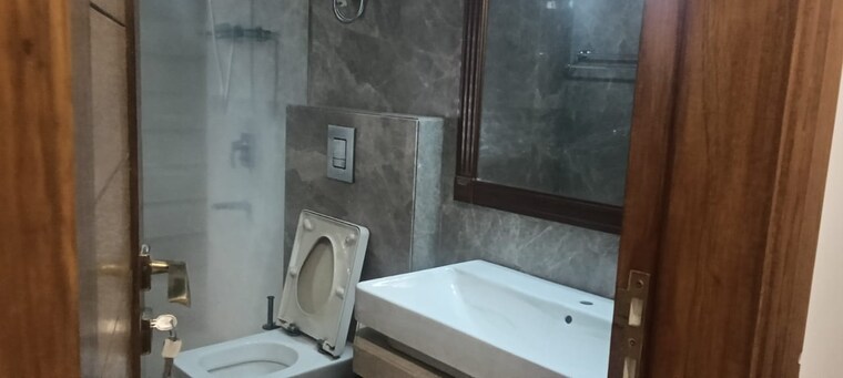 Attached Bathroom, defence colony 3 Bedroom 325 Sq.Yd. Builder Floor In Defence Colony Delhi 9638193