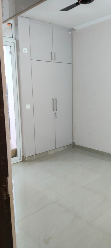 Room in 3 BHK Apartment at Amrapali Golf Homes, Sector 4 Greater Noida – for Rent