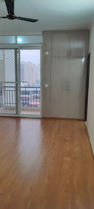 Room in 3 BHK Apartment at Amrapali Golf Homes, Sector 4 Greater Noida – for Rent