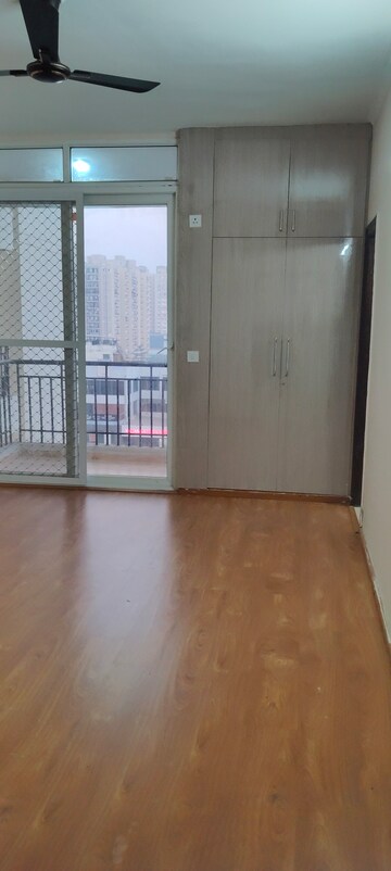 Room in 3 BHK Apartment at Amrapali Golf Homes, Sector 4 Greater Noida – for Rent