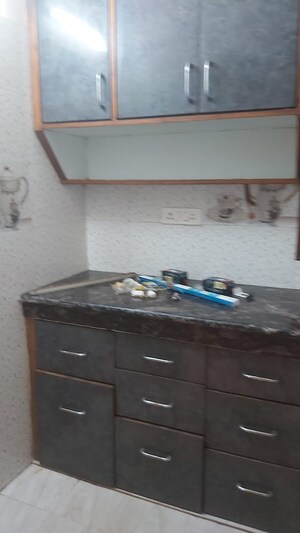 Furnished Amenities in 2.5 BHK Builder Floor at Mayur Vihar – for Rent