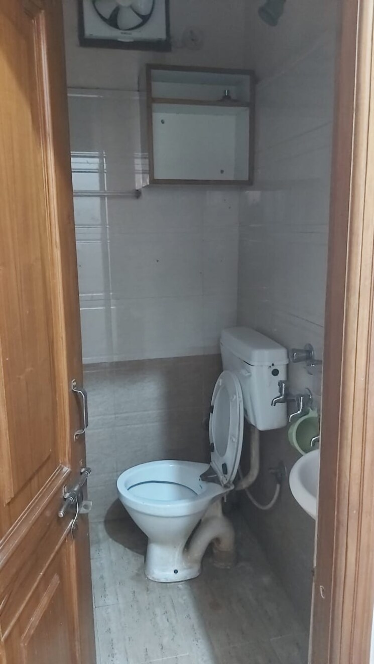 Bathroom, mayur vihar 2.5 Bedroom 475 Sq.Ft. Builder Floor In Mayur Vihar Delhi 9638464