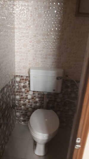 Bathroom in 2.5 BHK Builder Floor at Mayur Vihar – for Rent