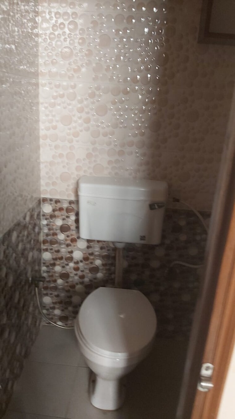 Bathroom, mayur vihar 2.5 Bedroom 475 Sq.Ft. Builder Floor In Mayur Vihar Delhi 9638464