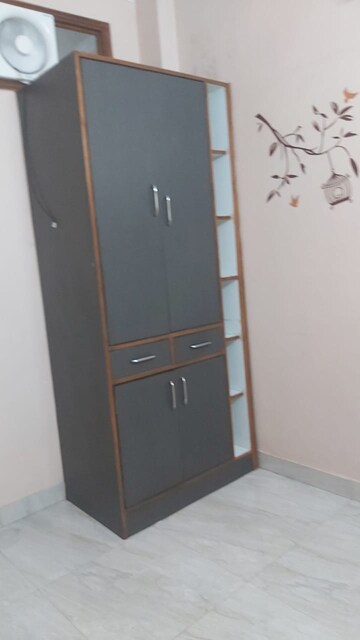 Furnished Amenities in 2.5 BHK Builder Floor at Mayur Vihar – for Rent