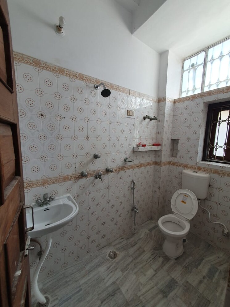 Attached Bathroom, boring road 2 Bedroom 1000 Sq.Ft. Apartment In Boring Road Patna 9638656