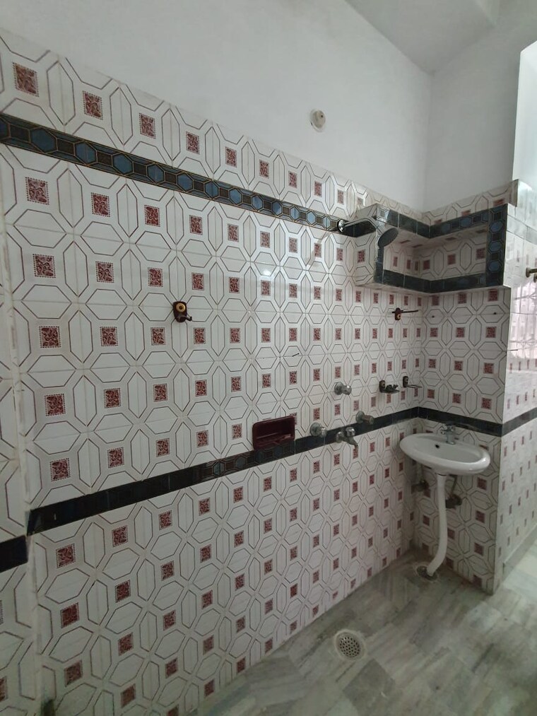 Bathroom, boring road 2 Bedroom 1000 Sq.Ft. Apartment In Boring Road Patna 9638656