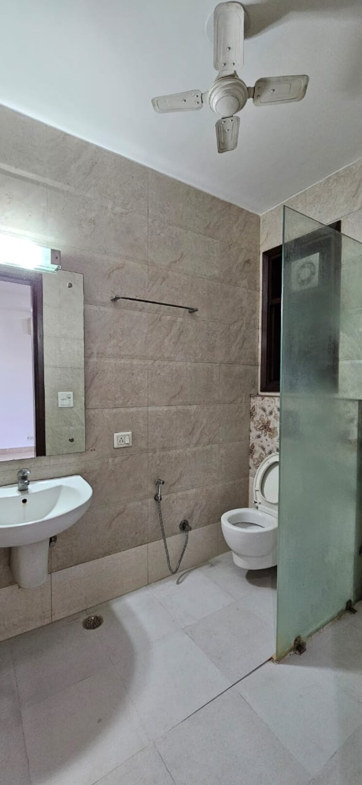Bathroom, greater kailash ii 3 Bedroom 200 Sq.Yd. Builder Floor In Greater Kailash ii Delhi 9638748