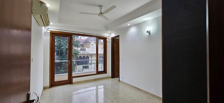 Room, greater kailash ii 3 Bedroom 200 Sq.Yd. Builder Floor In Greater Kailash ii Delhi 9638748
