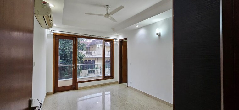 Room, greater kailash ii 3 Bedroom 200 Sq.Yd. Builder Floor In Greater Kailash ii Delhi 9638748
