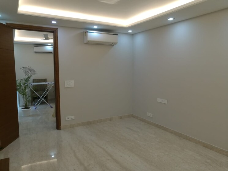 Room, kailash colony 4 Bedroom 500 Sq.Yd. Builder Floor In Kailash Colony Delhi 9638759