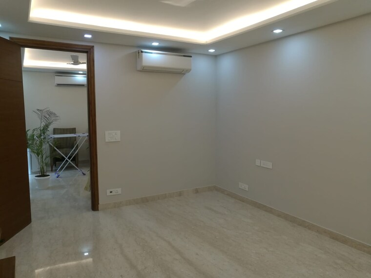 Room, kailash colony 4 Bedroom 500 Sq.Yd. Builder Floor In Kailash Colony Delhi 9638759