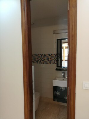 Room in 4 BHK Builder Floor at Kailash Colony – for Rent