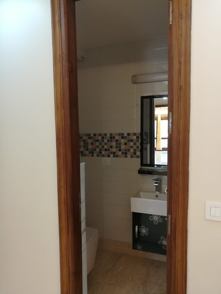 Room, kailash colony 4 Bedroom 500 Sq.Yd. Builder Floor In Kailash Colony Delhi 9638759