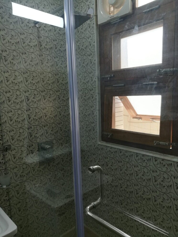 Bathroom, kailash colony 4 Bedroom 500 Sq.Yd. Builder Floor In Kailash Colony Delhi 9638759