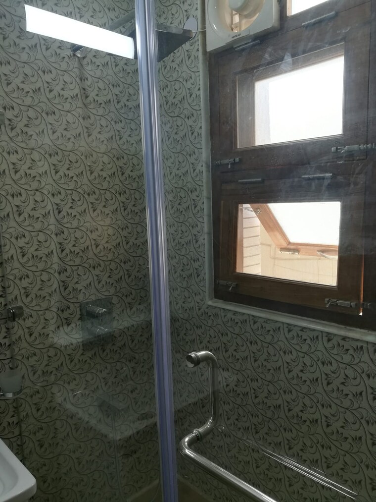 Bathroom, kailash colony 4 Bedroom 500 Sq.Yd. Builder Floor In Kailash Colony Delhi 9638759