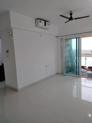 2 BHK Apartment For Rent in Rustomjee Urbania Azziano, Thane West