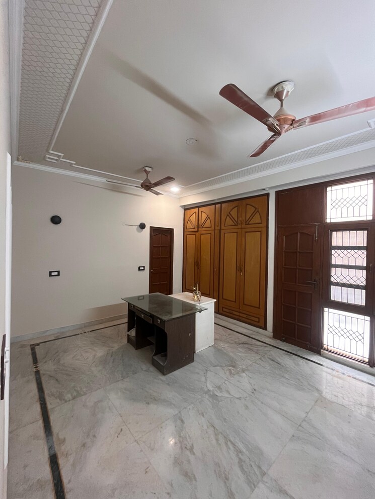 Room, sector 56 6+ Bedroom 360 Sq.Mt. Independent House In Sector 56 Noida 9638773