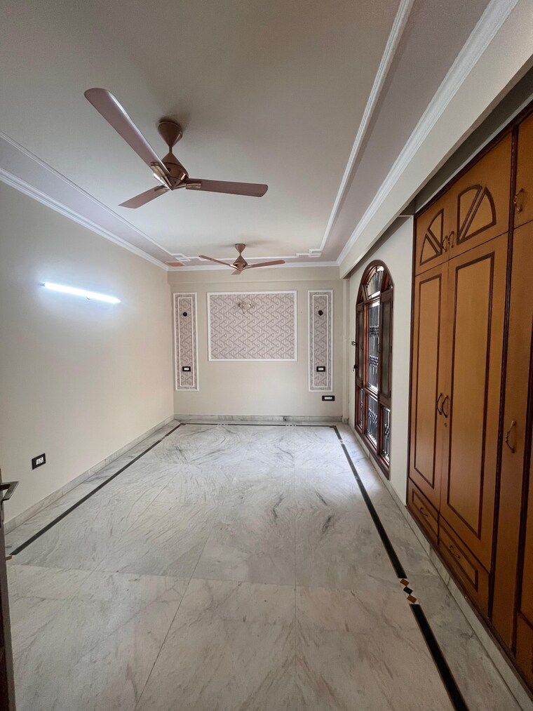 Room, sector 56 6+ Bedroom 360 Sq.Mt. Independent House In Sector 56 Noida 9638773