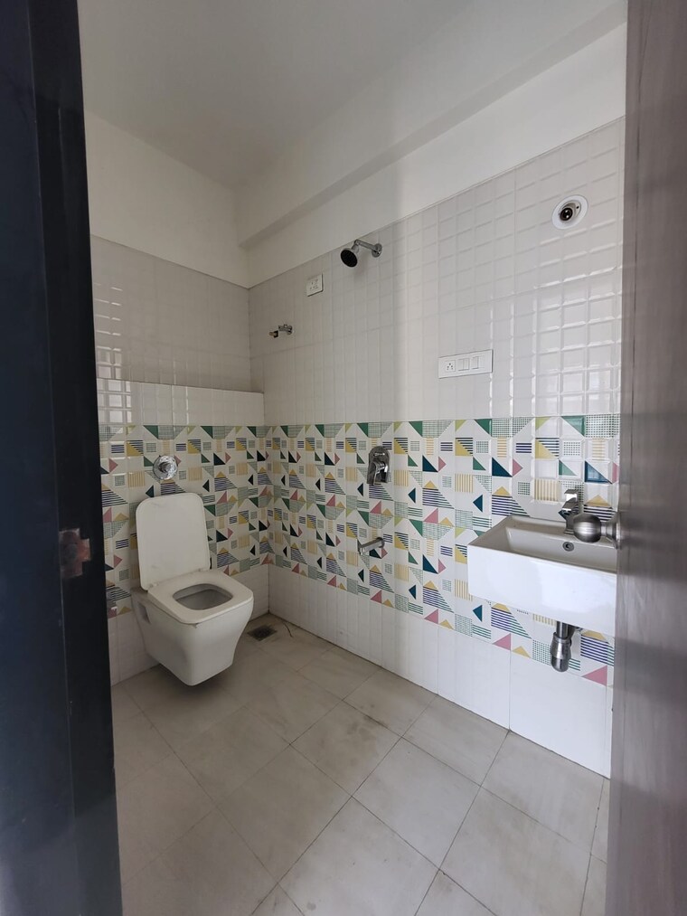 Bathroom, raymond-ten-x-habitat 1 Bedroom 600 Sq.Ft. Apartment In Pokhran Road No Two Thane 9638782