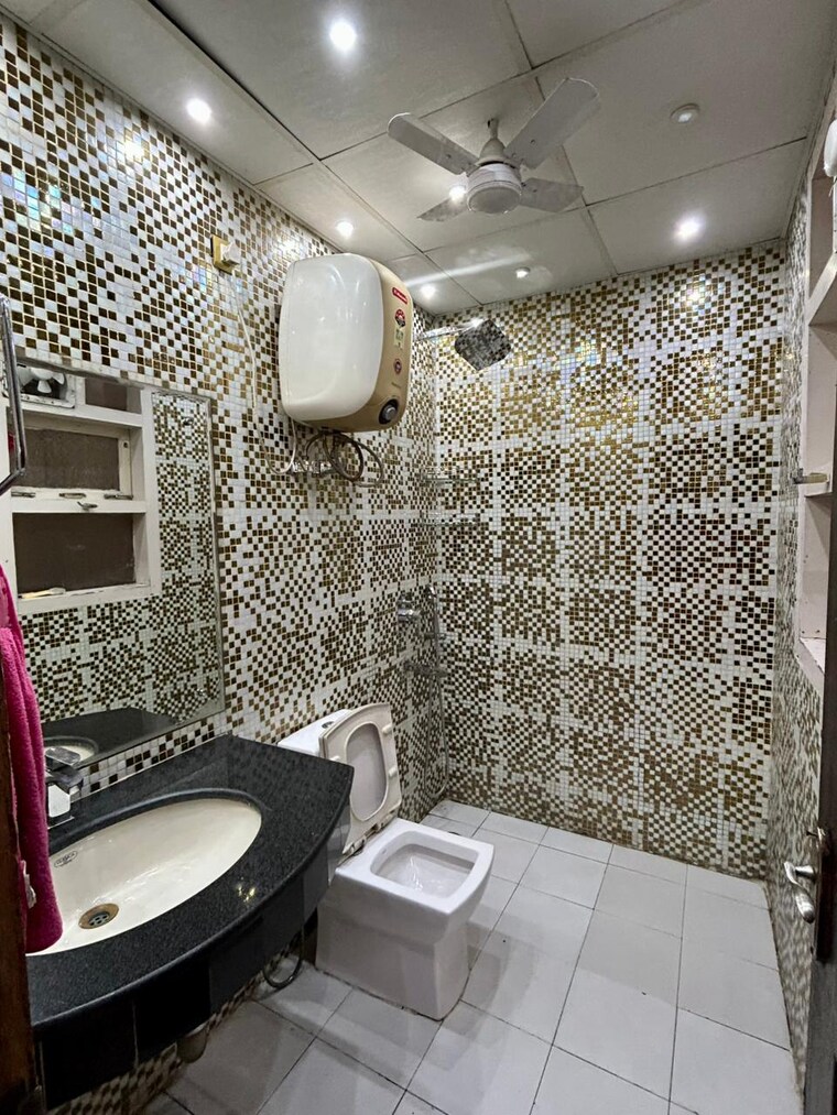 Bathroom, unitech-south-city-ii 2 Bedroom 1100 Sq.Ft. Builder Floor In Sector 50 Gurgaon 9638855